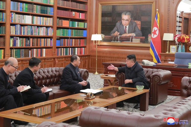 김정은 북한 국무위원장이 노동당 중앙위원회 청사에서 김영철 부위원장을 단장으로 한 북미고위급회담대표단을 만나 워싱턴 방문 결과에 대해 보고를 받았다고 조선중앙통신이 24일 보도했다. 김혁철 전 스페인 대사와 박철 조선아시아태평양평화위원회 부위원장(추정 직함)도 배석했다.연합뉴스