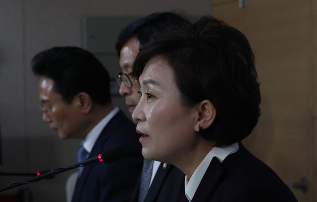 김현미 국토교통부 장관(맨 오른쪽)이 24일 오후 서울 세종로 정부서울청사에서 열린 ‘2019년 표준단독주택 공시가격에 대한 관계부처 합동 브리핑’에서 발언하고 있다. 박종식 기자 anaki@hani.co.kr