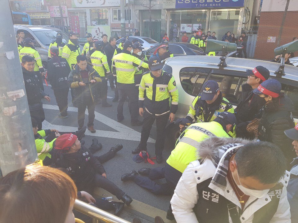 재개발 반대 집회서 교통사고가 나 집회 참가자와 경찰관 등 24명이 다쳤다. 부산경찰청 제공