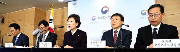 김현미 국토교통부 장관(가운데)이 24일 오후 서울 세종로 정부서울청사에서 열린 '2019년 표준단독주택 공시가격에 대한 관계부처 합동 브리핑'에서 발언하고 있다. 박종식 기자 anaki@hani.co.kr