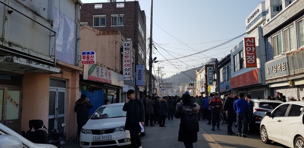 22일 나경원 원내대표를 비롯한 자유한국당 의원들의 방문이 예고된 전남 목포 ‘창성장’ 앞에 기자들이 모여 있다. 목포/정유경 기자