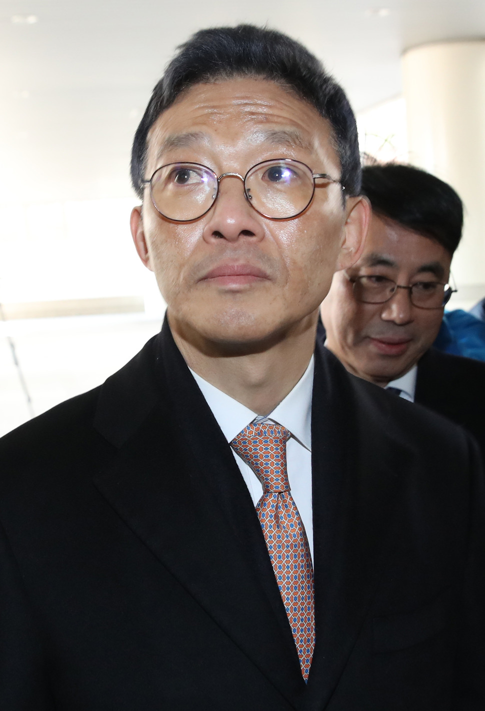서지현 검사를 성추행한 뒤 인사보복을 한 혐의로 기소된 안태근 전 검사장이 23일 오후 서울 서초구 서울중앙지법에서 열린 1심 선고공판에 출석하며 법정으로 향하고 있다. 연합뉴스