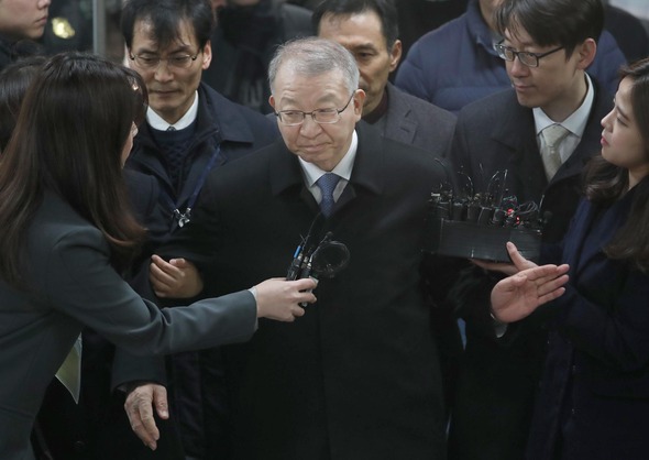 뿌리치는 양승태 사법행정권을 남용한 혐의를 받는 양승태 전 대법원장이 23일 오전 서울중앙지법에서 열린 구속 전 피의자 심문(영장실질심사)에 출석하며 법정으로 향하고 있다. 양 전 대법원장은 취재진 질문에 아무런 답을 하지 않은 채 법정으로 직행했다. 박종식 기자 anaki@hani.co.kr