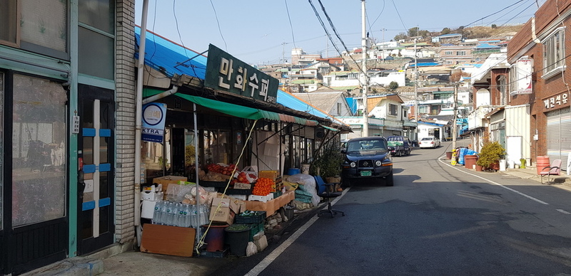 ‘조선 내화’ 공장터와 멀지 않은 전남 목포 온금동·서산동 일대. 이 길을 따라 올라가면 영화 <1987> 촬영지인 ‘연희네 수퍼’가 나온다. 목포/정유경 기자