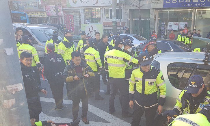 집회 차량이 행진 대열 덮쳐 경찰 등 24명 다쳐