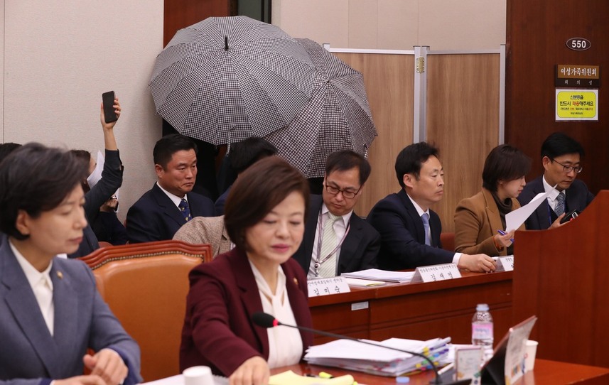 지난해 10월22일 서울 강서구 등촌동 아파트 주차장에서 전 부인을 살해한 혐의를 받는 피의자 김아무개씨의 딸이 지난해 11월30일 오후 국회에서 열린 여성가족위원회의 여성가족부 등에 대한 국정감사에 참고인으로 가림막 뒤로 비공개 출석하고 있다. 맨 앞 오른쪽은 진선미 여성가족부 장관. 강창광 기자 chang@hani.co.kr