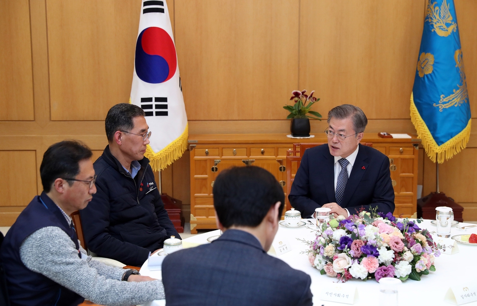 문재인 대통령이 25일 오후 청와대 백악실에서 김주영 한국노총(오른쪽부터)·김명환 민주노총 위원장과 면담을 하고 있다. 청와대 제공