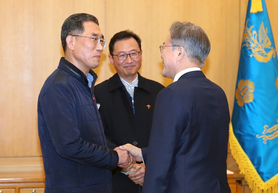 문재인 대통령이 25일 오후 청와대 백악실에서 김주영 한국노총 위원장과 악수를 하고 있다. 청와대 제공