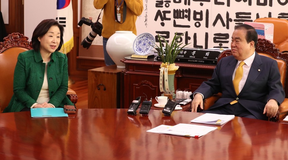 심상정 국회 정치개혁특별위원장(왼쪽)이 25일 오전 국회 의장실에서 문희상 의장과 면담을 하고, 선거제도 개편 법안 처리와 관련한 이야기를 나누고 있다. 강창광 기자 chang@hani.co.kr