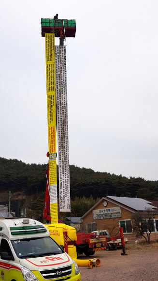 아버지가 소유했던 땅을 사기로 빼앗겼다고 주장하는 50대가 진실규명을 요구하며 25일 아침부터 김해 봉하마을 고 노무현 전 대통령 묘역 입구 공터에 설치한 크레인 위에서 농성을 벌이고 있다.  연합뉴스