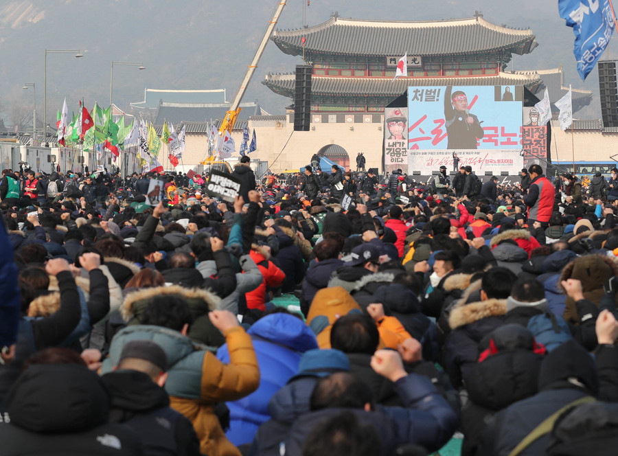 지난 19일 오후 서울 종로구 광화문광장에서 열린 민주노총 전국노동자대회에서 참가자들이 구호를 외치고 있다. 백소아 기자 thanks@hani.co.kr