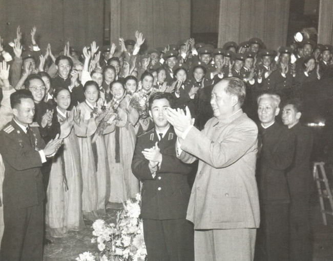 북-중은 1949년 수교 이래 다양한 명목으로 예술단 교환 방문을 실시해왔다. 사진은 1960년 10월30일 마오쩌둥 등 중국 지도부가 베이징 인민대회당에서 열린 북한 조선인민군협주단 공연을 관람하는 모습. <한겨레> 자료사진