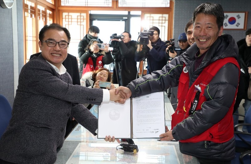 김양원 전주부시장과 김영만 민주노총 공공운수노조 택시지부장이 지난 26일 합의한 뒤 악수하고 있다. 전주시 제공