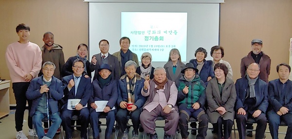 지난 19일 철원 국경선평화학교 문화센터에서 ‘평화의 씨앗들’(이사장 이일영·앞줄 맨가운데) 회원들이 정기총회를 열고 ‘디엠제트 평화도보 순례길’ 활성화 운동과 ‘4·27디엠제트평화손잡기 운동’ 철원모임 추진을 주요사업으로 결정했다. 사진 김경애 기자