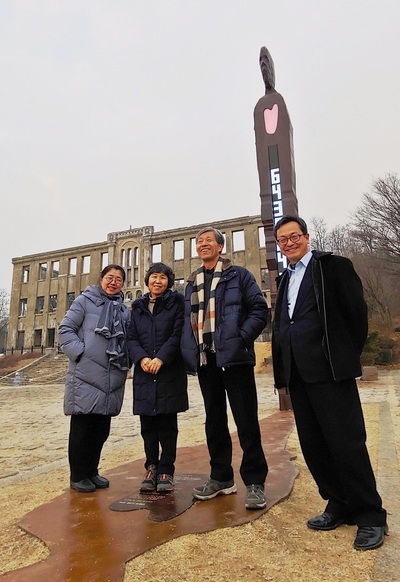 지난 19일 ‘평화의 씨앗들’ 회원인 철원 국경선평화학교 정지석(맨오른쪽) 목사와 부인 전옥희(맨왼쪽)씨, 평화나무농장 김준권(오른쪽 둘째) 대표와 부인 원혜덕(왼쪽 둘째)씨가 소이산 맞은 편 옛 노동당사 앞에서 함께 했다. 사진 김경애 기자