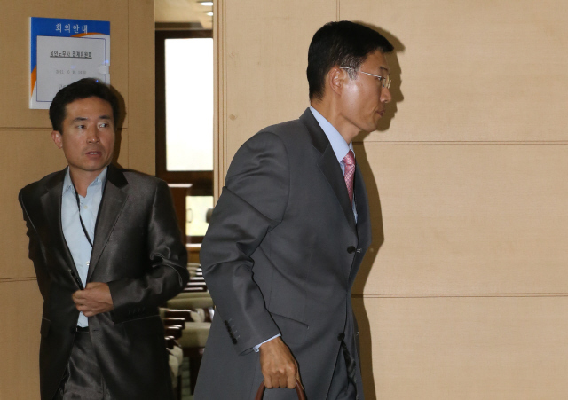 ‘노조파괴 혐의’로 1심에서 실형을 선고받은 심종두 창조컨설팅 대표(오른쪽)의 2012년 모습. 이정아 기자 leej@hani.co.kr