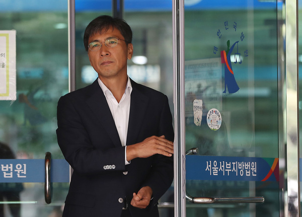지난해 7월 27일 성폭력 혐의로 기소된 안희정 전 충남도지사가 결심공판을 마치고 서울서부지법을 나오고 있다. 안 전 지사는 1심에서 무죄를 선고받았다. 오는 2월1일 2심 선고 예정이다. 연합뉴스