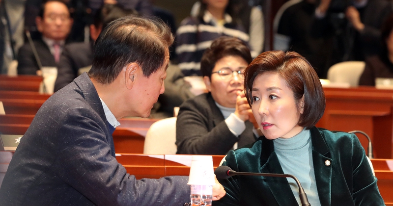 한선교 자유한국당 전국위원회 겸 전당대회 의장과 나경원 원내대표가 28일 오후 국회 예결위 회의실에서 열린 의원총회에서 대화하고 있다. 김경호 선임기자 jijae@hani.co.kr