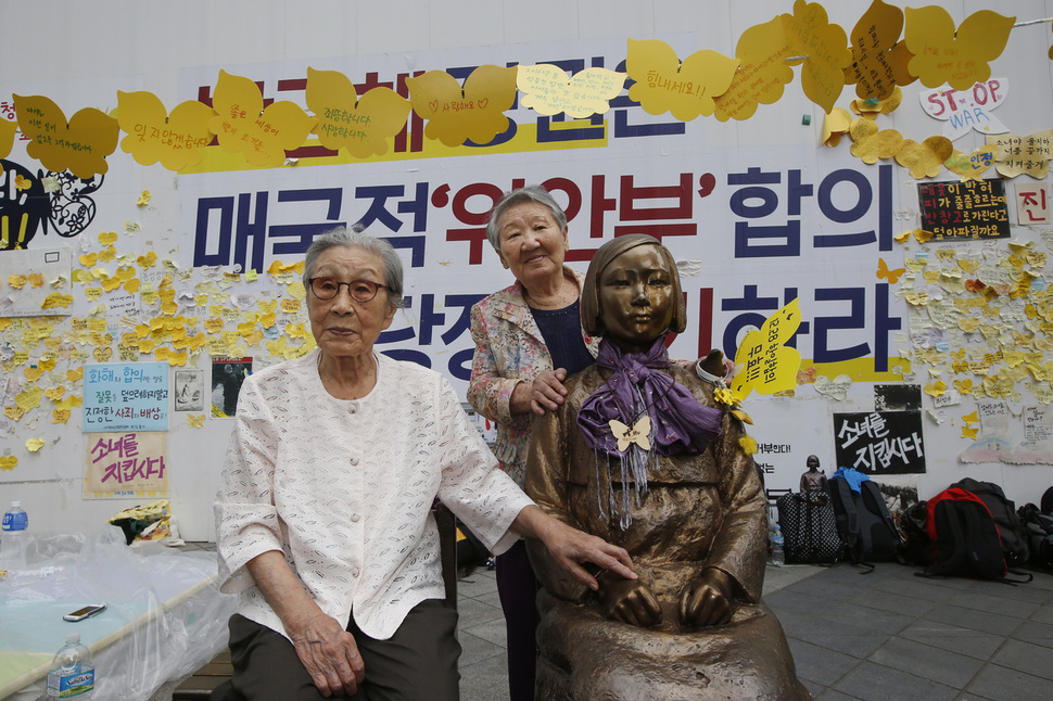 제4차 세계 일본군 위안부 기림일을 맞아 나비문화제가 열린 2016년 8월14일 오후, 서울 종로구 중학동 주한일본대사관 앞에서 위안부 피해자 김복동(왼쪽)·길원옥 할머니가 12·28 한-일 합의 이후 일본의 지속적인 철거 이전 요구를 받고 있는 소녀상을 어루만지고 있다. 이정아 기자 leej@hani.co.kr