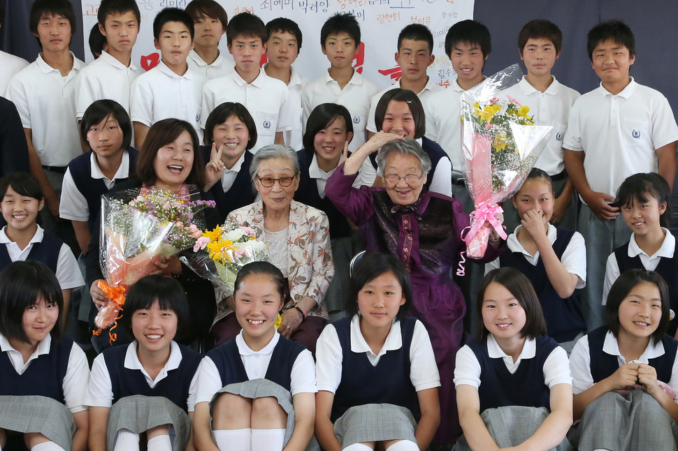 일본군 '위안부' 피해자 김복동 길원옥 할머니가 2013년 5월 24일 일본 히가시오사카조선중급학교를 찾아 학생들과 대화의 시간을 나눈 뒤 기념사진을 찍고 인사하고 있다. 이날 하시모토 도루 오사카 시장과의 면담을 거부한 할머니들은 면담 일정 대신 이 학교를 찾아 차별을 견디며 공부하는 학생들을 격려했다. 오사카/이정아 기자