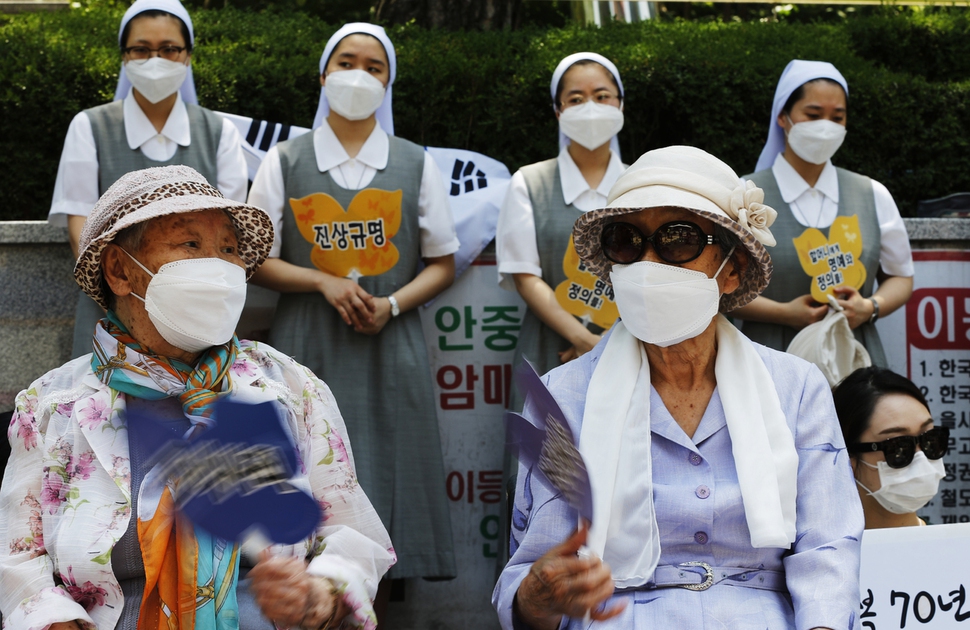 메르스가 한창 유행하던 2015년 6월 10일 서울 종로구 주한일본대사관 앞에서 열린 일본군 위안부 문제 해결을 위한 1182차 정기 수요집회에서 길원옥 할머니(왼쪽)와 김복동 할머니가 마스크를 쓴 채 사회자의 발언을 듣고 있다. 이종근 기자 root2@hani.co.kr