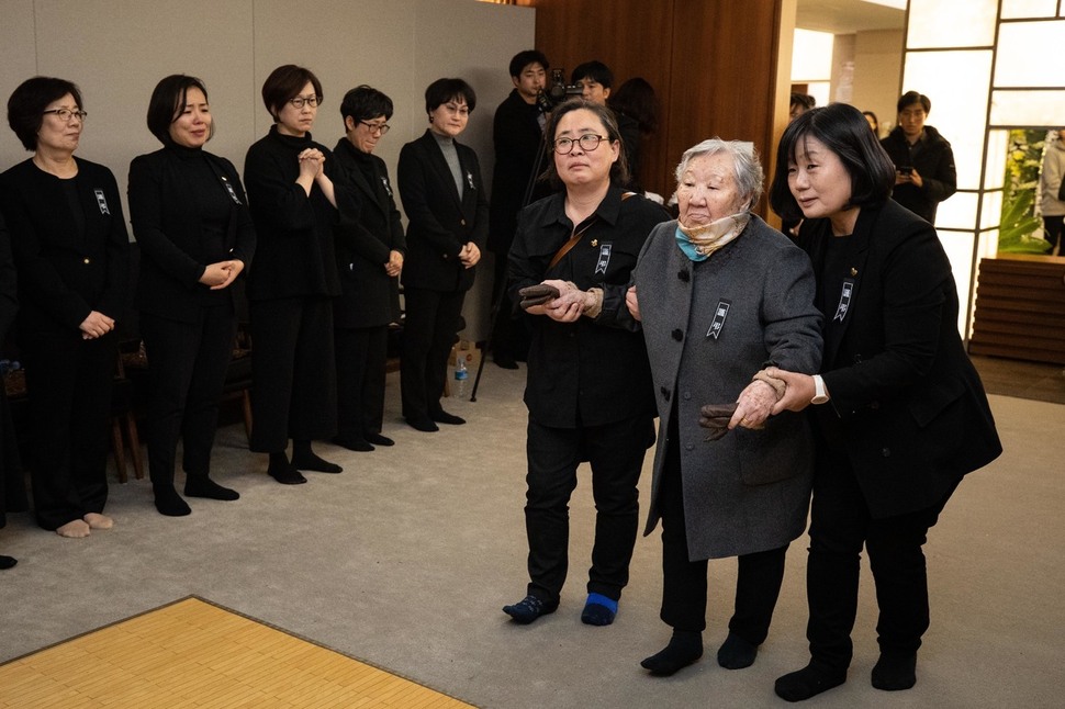 일본군 위안부 피해자 길원옥 할머니(오른쪽 둘째)가 29일 윤미향 정의기억연대 대표(맨오른쪽)와 김동희 전쟁과여성인권박물관장(오른쪽 셋째)의 부축을 받으며 서울 서대문구 신촌세브란스병원 장례식장에 마련된 일본군 위안부 피해자 고 김복동 할머니 빈소로 들어서고 있다. 공동취재사진