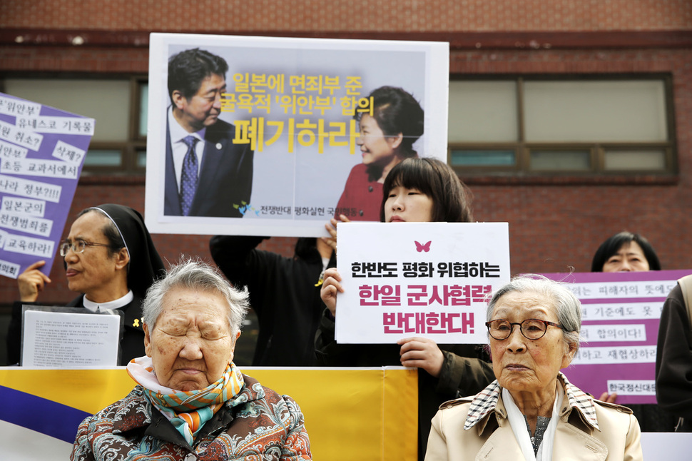 한일 일본군'위안부' 합의무효와 정의로운 해결을 위한 전국행동 회원들과 위안부 피해자 김복동(앞줄 오른쪽)·길원옥 할머니가 2016년 3월 29일 오전 청와대 인근 서울 종로구 청운효자동주민센터 앞에서 핵안보 정상회담 기간 중 열릴 예정인 한일정상회담에서 한일 일본군 위안부 합의 철회와 정의로운 해결을 요구하는 기자회견을 하고 있다. 김명진 기자 littleprince@hani.co.kr