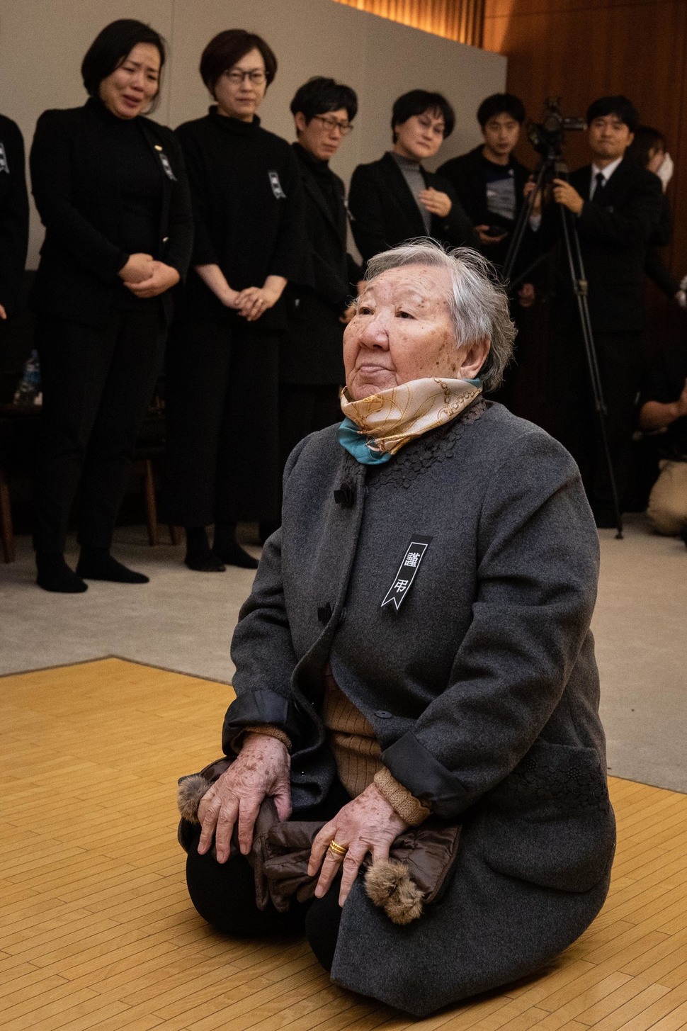 일본군 위안부 피해자 길원옥 할머니가 29일 서울 서대문구 신촌세브란스병원 장례식장에 마련된 일본군 위안부 피해자 고 김복동 할머니 빈소를 찾아 조문하고 있다. 공동취재사진