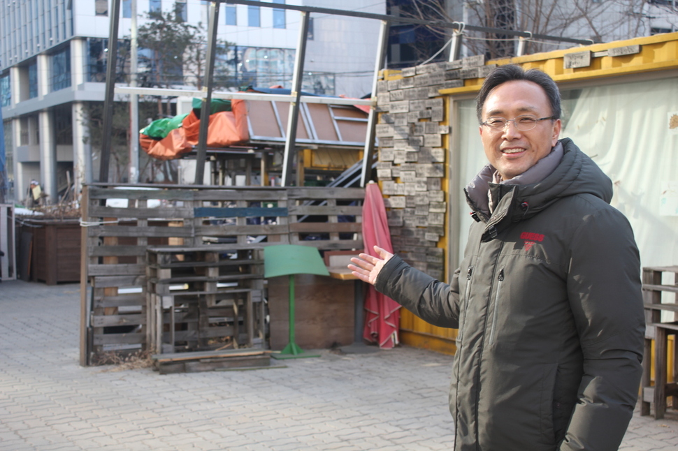 박배균 민교협 상임공동의장이 29일 서울시 마포구 공덕역 인근 ‘경의선 공유지’ 한편에 ‘연구자의 집’이 지어질 공간을 가리키고 있다. 사진 김지훈 기자 watchdog@hani.co.kr