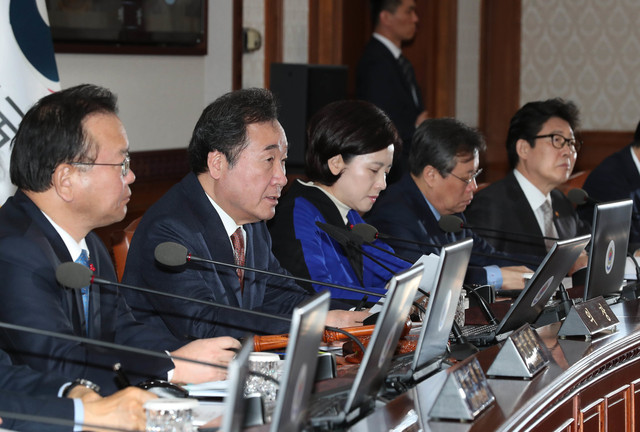 이낙연 국무총리(왼쪽 둘째)가 29일 정부서울청사에서 열린 국무회의에서 발언하고 있다. 왼쪽부터 김부겸 행정안전부 장관, 이 총리, 유은혜 사회부총리, 도종환 문화체육관광부 장관, 조명래 환경부 장관.
 사진 백소아 기자 thanks@hani.co.kr