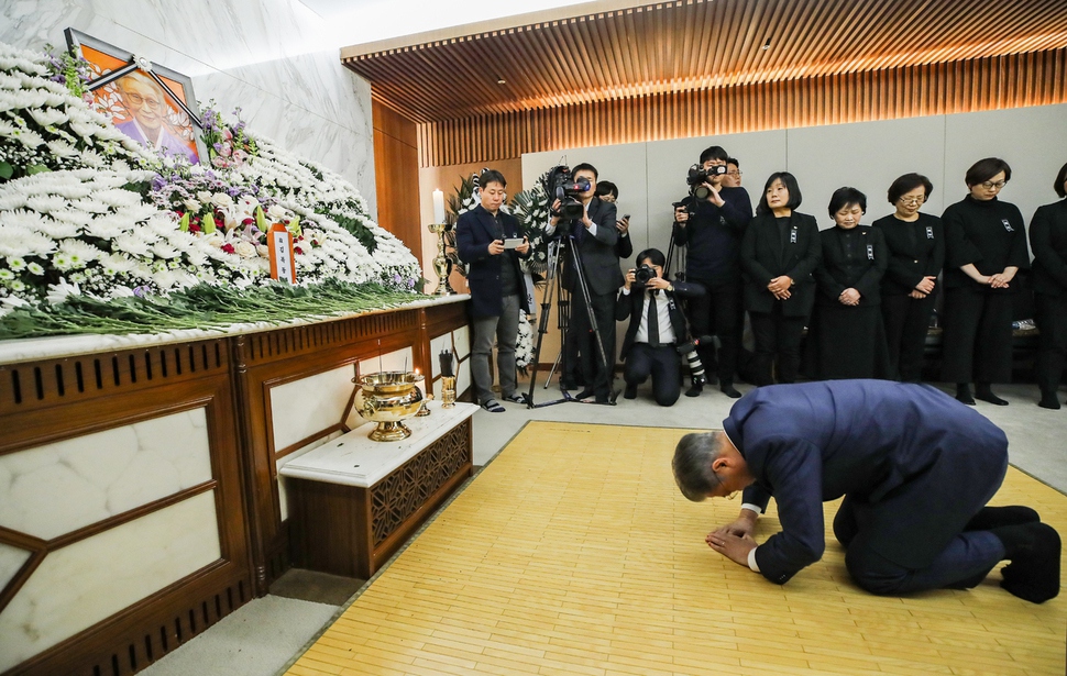 문재인 대통령이 29일 오후 서울 신촌세브란스병원 장례식장에 마련된 일본군 ‘위안부’ 피해자 김복동 할머니의 빈소를 찾아 조문하고 있다. 청와대사진기자단