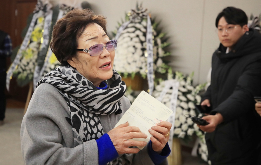 일본군 ‘위안부’ 피해자 이용수 할머니가 30일 오전 서울 서대문구 신촌세브란스병원 장례식장 특실에 마련된 김복동 할머니의 빈소를 찾아 어려운 학생들을 돕기 위한 장학금 통장을 보이고 있다. 공동취재사진