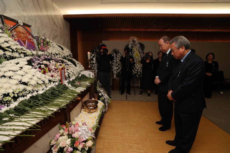 반기문 전 유엔 사무총장이 30일 오전 서울 서대문구 신촌세브란스병원 장례식장에 마련된 김복동 할머니의 빈소를 찾아 조문하고 있다. 백소아 기자 thanks@hani.co.kr