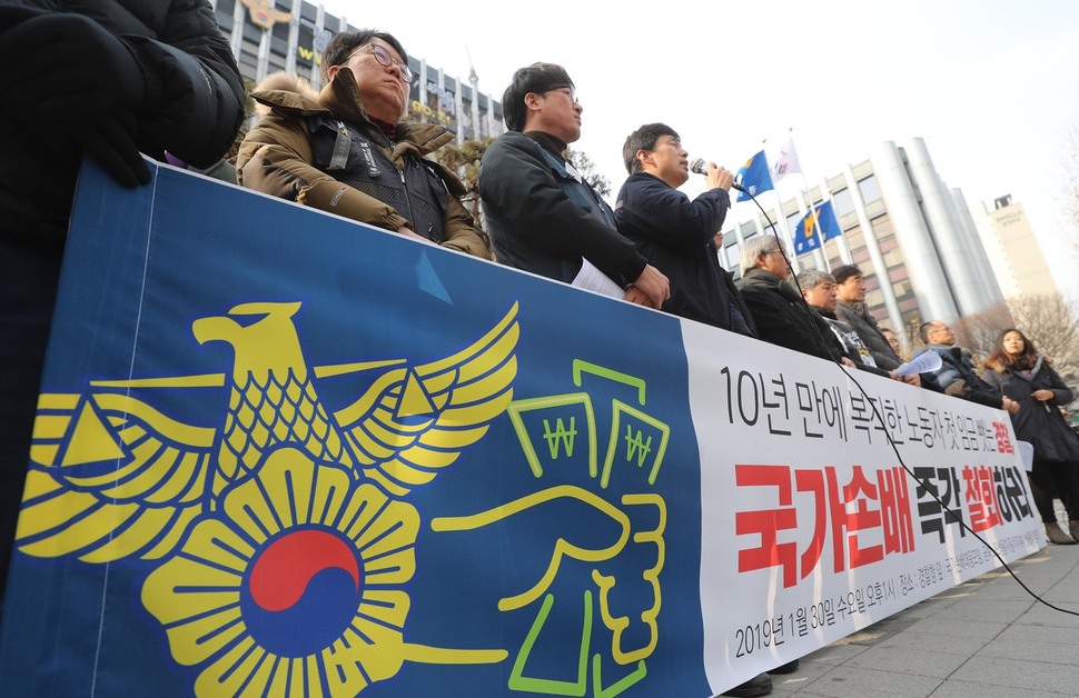 김정욱 민주노총 쌍용차지부 사무국장이 30일 오후 서울 경찰청 앞에서 국가손배대응모임·쌍용차범대위·전국금속노동조합 쌍용자동차지부 주최로 열린 기자회견에서 10년 만에 공장으로 돌아간 쌍용자동차 복직 노동자들이 첫 급여의 일부를 가압류당했다며 경찰을 규탄하고 있다. 신소영 기자 viator@hani.co.kr