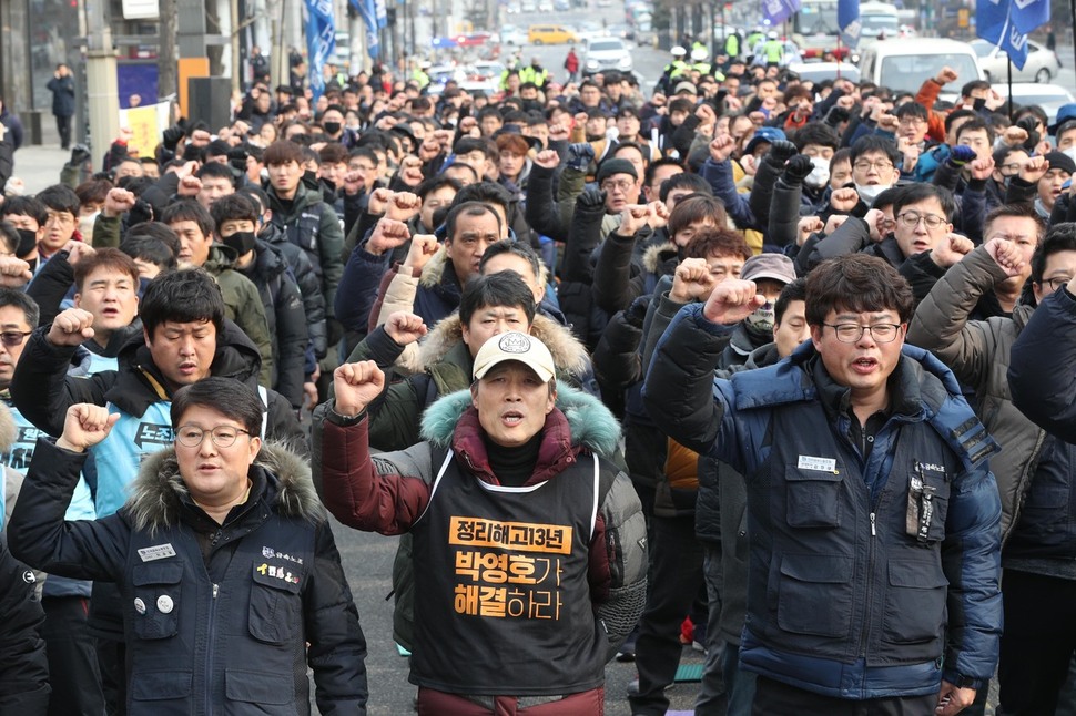 정리해고 13년째 거리 농성을 벌이고 있는 콜텍 해고 노동자들과 시민단체 회원들이 30일 오후 서울 강서구 등촌동 콜텍 본사 앞에서 '콜텍사태해결촉구 금속노동자결의대회'를 열고 있다. 김봉규 선임기자