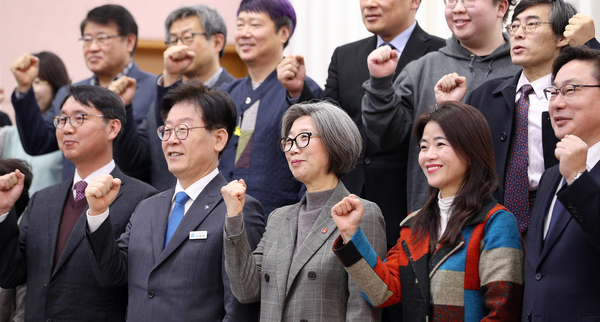 29일 수원 경기도청에서 열린 ‘경기도 민관협치위원회’ 출범식에서 위원장인 이재명(앞줄 왼쪽 둘째) 지사와 최순영(앞줄 가운데) 부위원장 등이 결의를 다지고 있다. 사진 경기도 제공