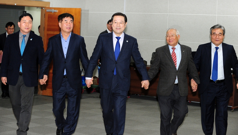 이용섭 광주광역시장이 30일 오후 시청 중회의실에서 열린 노사민정협의회에서 윤종해 한국노총광주본부 의장, 최상준 광주경영자총협회장, 황현택 광주광역시의원, 이병훈 문화경제부시장(왼쪽부터)과 손을 맞잡고 걸어오고 있다. 광주시 제공