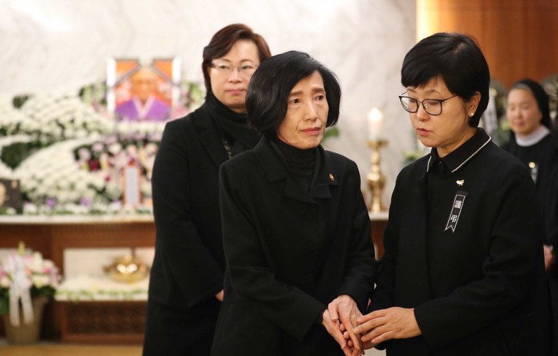피우진 국가보훈처장이 31일 오전 서울 서대문구 신촌세브란스병원에 마련된 김복동 할머니 빈소에 조문하고 있다. 박종식 기자 anaki@hani.co.kr