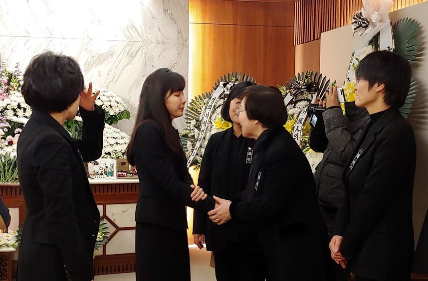 서지현 검사가 지난 30일 밤 서울 서대문구 신촌세브란스병원에 마련된 김복동 할머니 빈소를 찾아 정의기억연대 관계자들과 슬픔을 나누고 있다. 정의기억연대 페이스북 계정 갈무리
