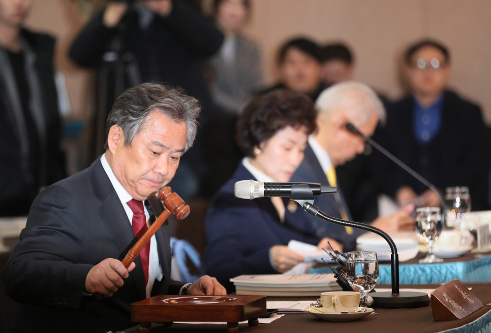 이기흥 대한체육회장이 31일 서울 송파구 올림픽파크텔에서 열린 이사회에서 성원보고를 한 뒤 의사봉을 두드리고 있다. 연합뉴스