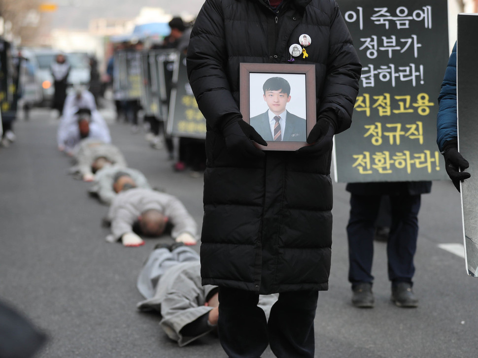 고 김용균씨의 이모부가 조카의 영정을 안은 채 31일 오후 고 김용균 시민대책위와 발전소 비정규직 노동자, 조계종 사회노동위 스님들과 서울 종로구 조계사를 출발해 청와대까지 오체투지로 행진하고 있다. 백소아 기자