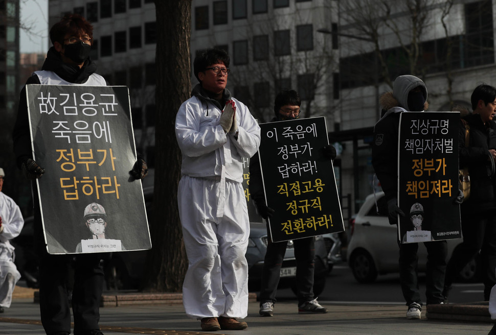 김득중 금속노조 쌍용차지부장(왼쪽 둘째) 을 비롯해 김용균시민대책위, 발전소비정규직노동자, 조계종 사회노동위 관계자들이 31일 오후 서울 종로구 조계사를 출발해 청와대까지 오체투지로 행진하고 있다. 백소아 기자