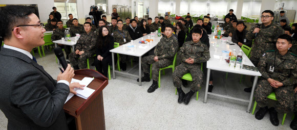 휴대전화 사용 시범운영 부대인 경기도 가평군 육군 수도기계화보병사단 혜산진부대에서 31일 박태규 국방부 병영정책과장과 장병들이 휴대전화 사용에 대한 의견을 나누고 있다. 국방부는 4월부터 시범운영 부대를 육·해·공군, 해병대 모든 부대로 확대할 예정이다. 국방부 제공