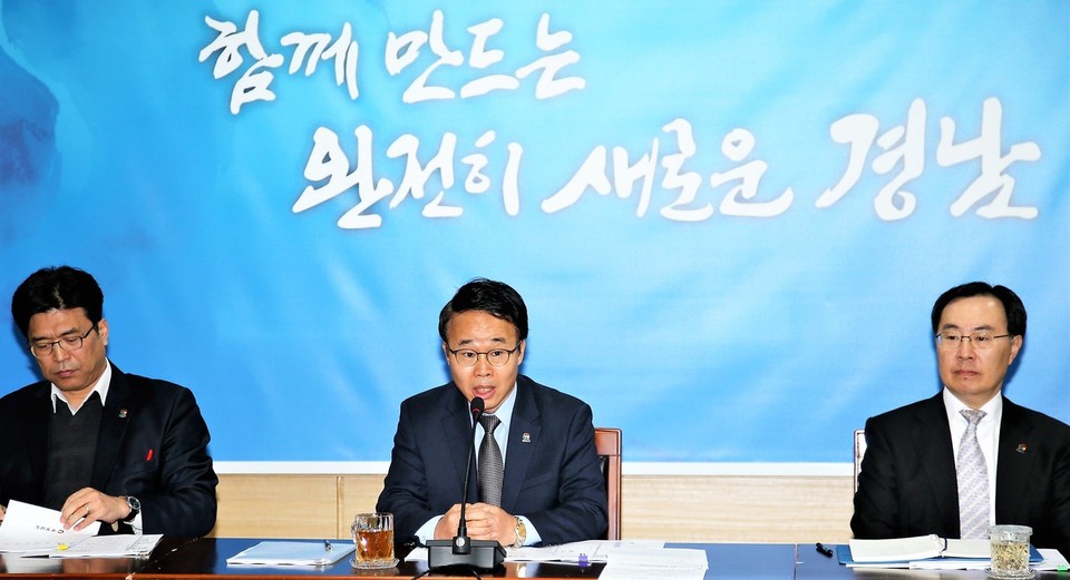 박성호 경남도지사 권한대행이 31일 경남도 현안 점검회의를 진행하고 있다. 경남도 제공