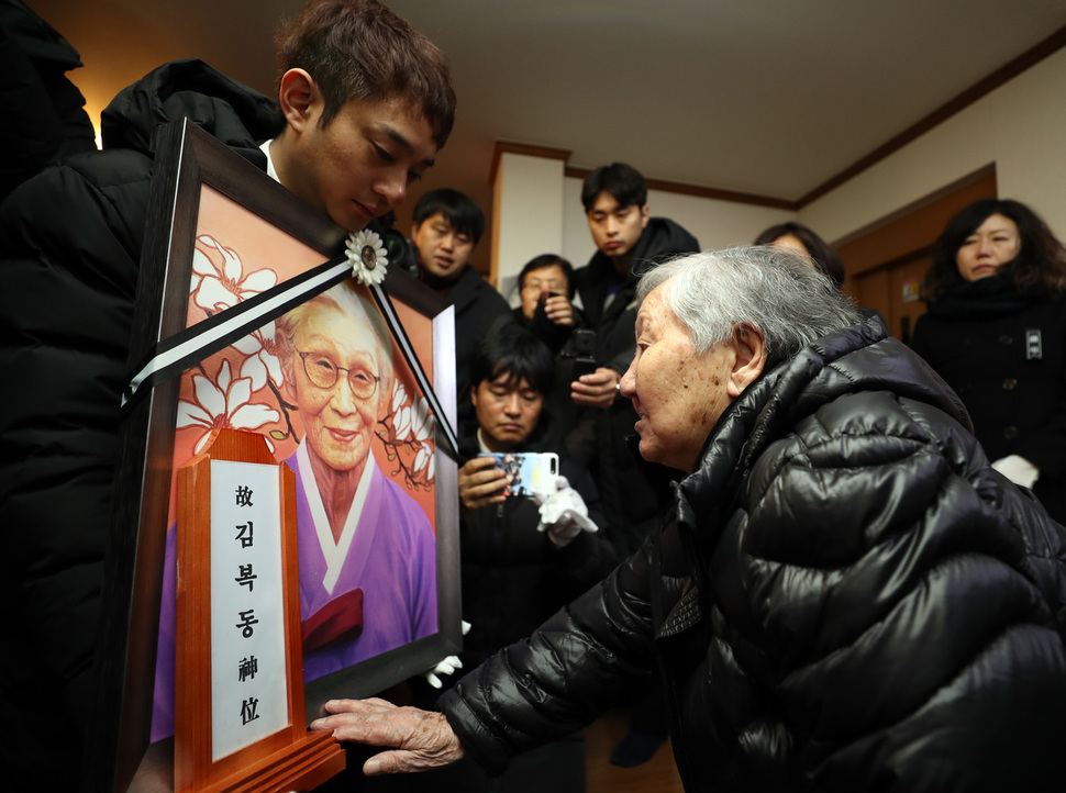 일본군 ‘위안부’ 피해자 고 김복동 할머니의 발인식이 엄수된 1일 오전 서울 마포구 연남동 ‘평화의 우리집’에서 길원옥 할머니가 김 할머니와 마지막 인사를 나누고 있다. 연합뉴스