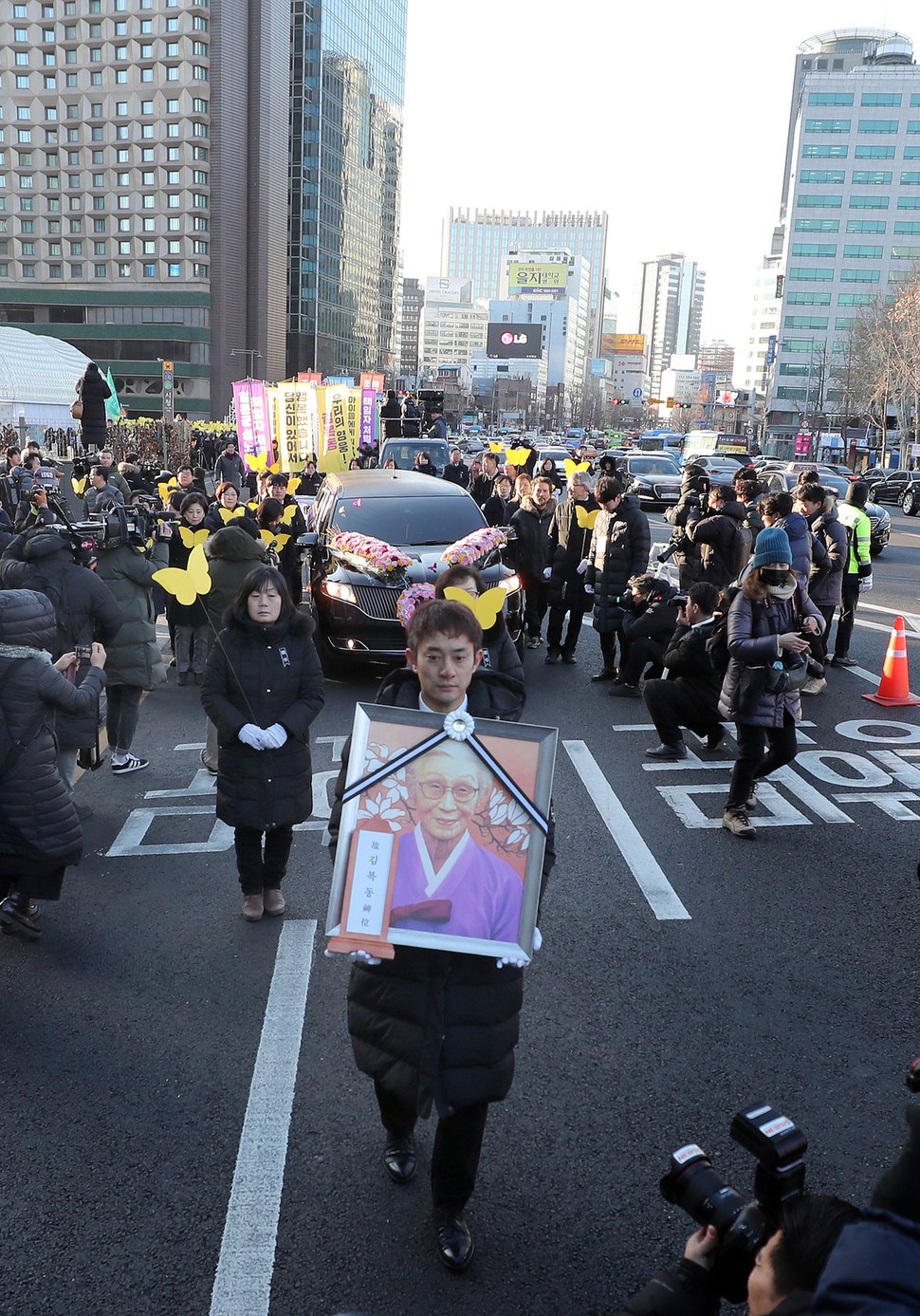 일본군 ‘위안부’ 피해자 고 김복동 할머니의 발인식이 엄수된 1일 오전 운구행렬이 서울광장을 출발해 일본대사관으로 향하고 있다. 백소아 기자 thanks@hani.co.kr