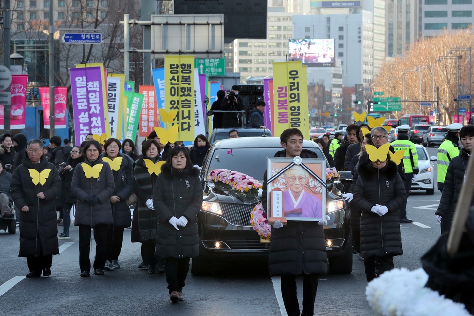 일본군 ‘위안부’ 피해자 김복동 할머니의 발인식이 엄수된 1일 오전 운구행렬이 서울광장을 출발해 일본대사관으로 향하고 있다. 백소아 기자 thanks@hani.co.kr