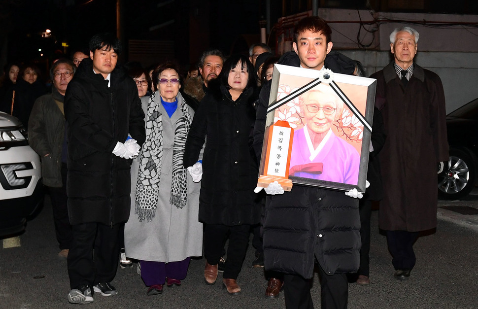 1일 오전 서울 서대문구 세브란스병원 장례식장에서 발인식을 마친 일본군 ‘위안부’ 피해자 고 김복동 할머니의 영정이 김 할머니가 생전에 지냈던 쉼터 평화의 우리집에 들어서고 있다.  연합뉴스