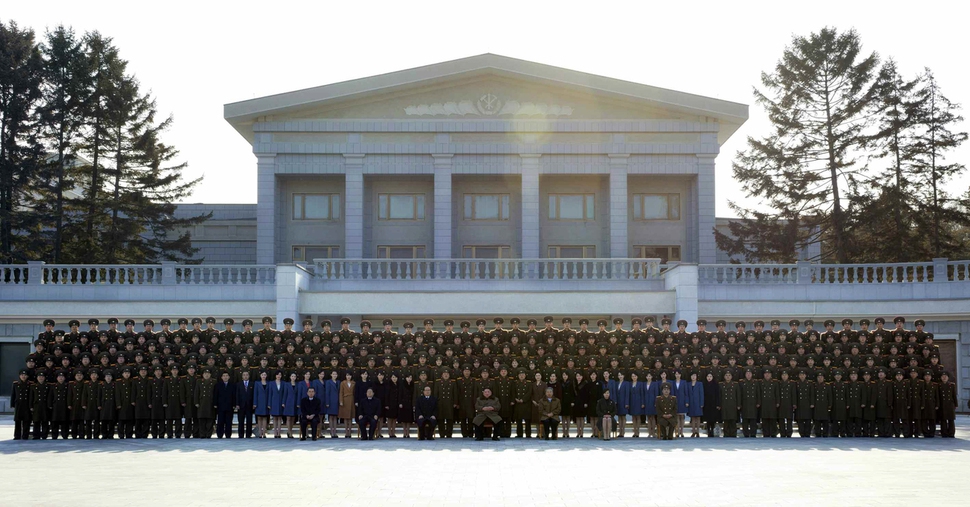 김정은 북한 국무위원장이 중국 공연을 마치고 돌아온 친선예술대표단과 1월31일 노동당 중앙위원회 본부청사에서 기념사진을 찍었다고 <노동신문>이 1일치 1면에 보도했다. 김 위원장의 바로 오른쪽에 친선예술단 단장을 맡은 리수용 당 중앙위 부위원장(국제 담당)이, 김 위원장 왼쪽에는 장룡식 공훈국가합창단장 겸 수석지휘자와 현송월 삼지연관현악단장이 순서대로 앉았다.  연합뉴스