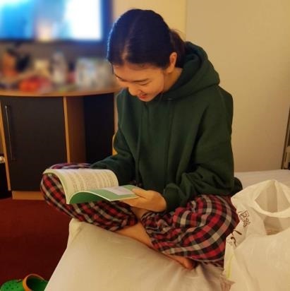 심석희가 지난달 30일 독일 드레스덴 숙소에서 팬들의 메시지 북을 받고 미소를 짓고 있다. 연합뉴스